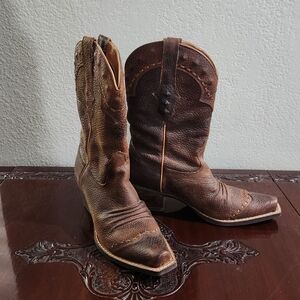 Ariat western cowboy cowgirl boots 8.5 cool toe stitching detail